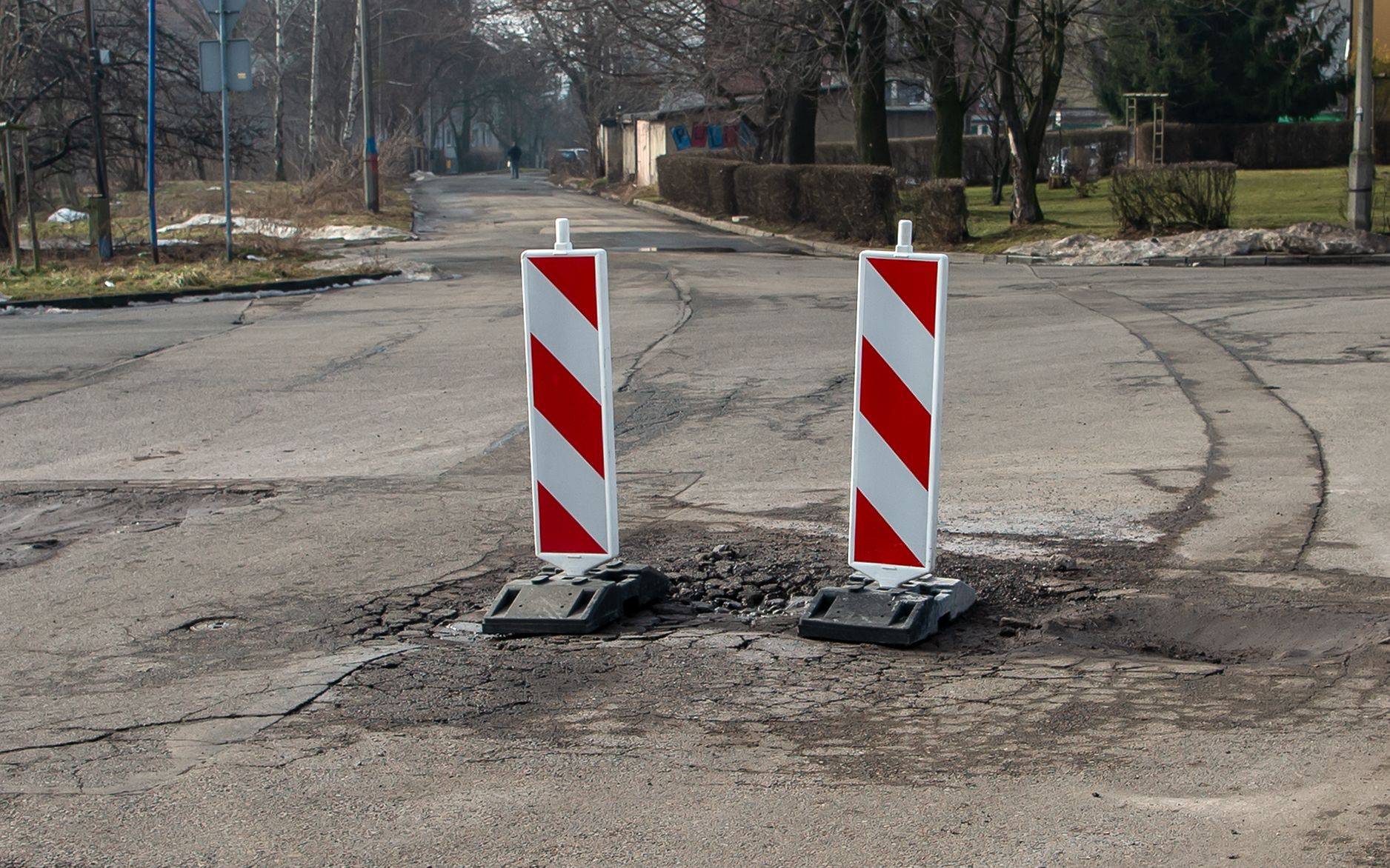 Trwają prace zabezpieczające ubytki na drogach w mieście